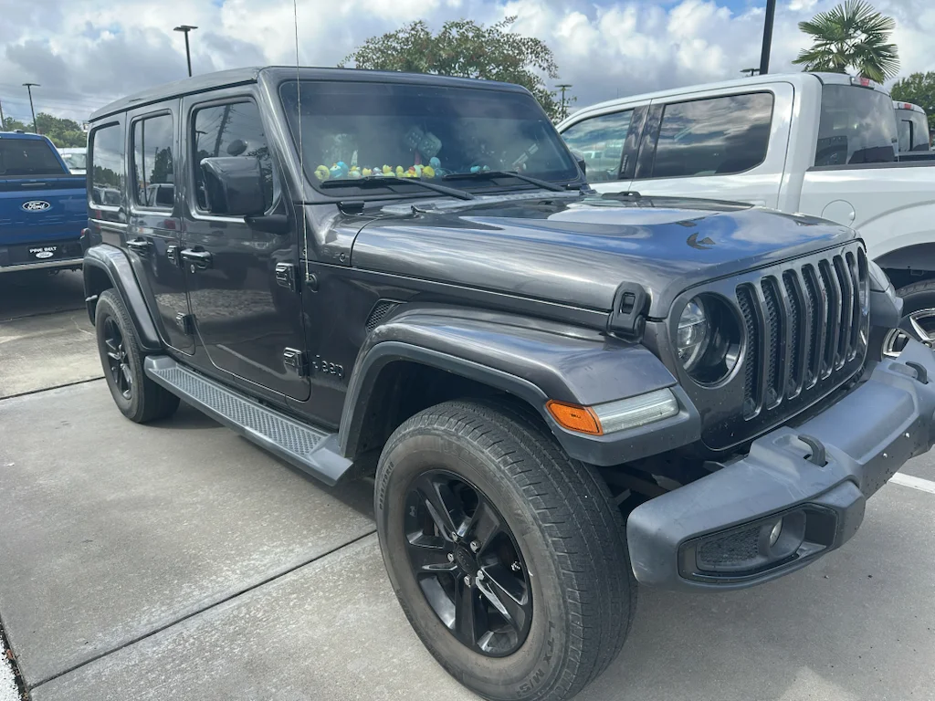 Used 2020 Granite Crystal Metallic Clearcoat Jeep Sahara Altitude image 2