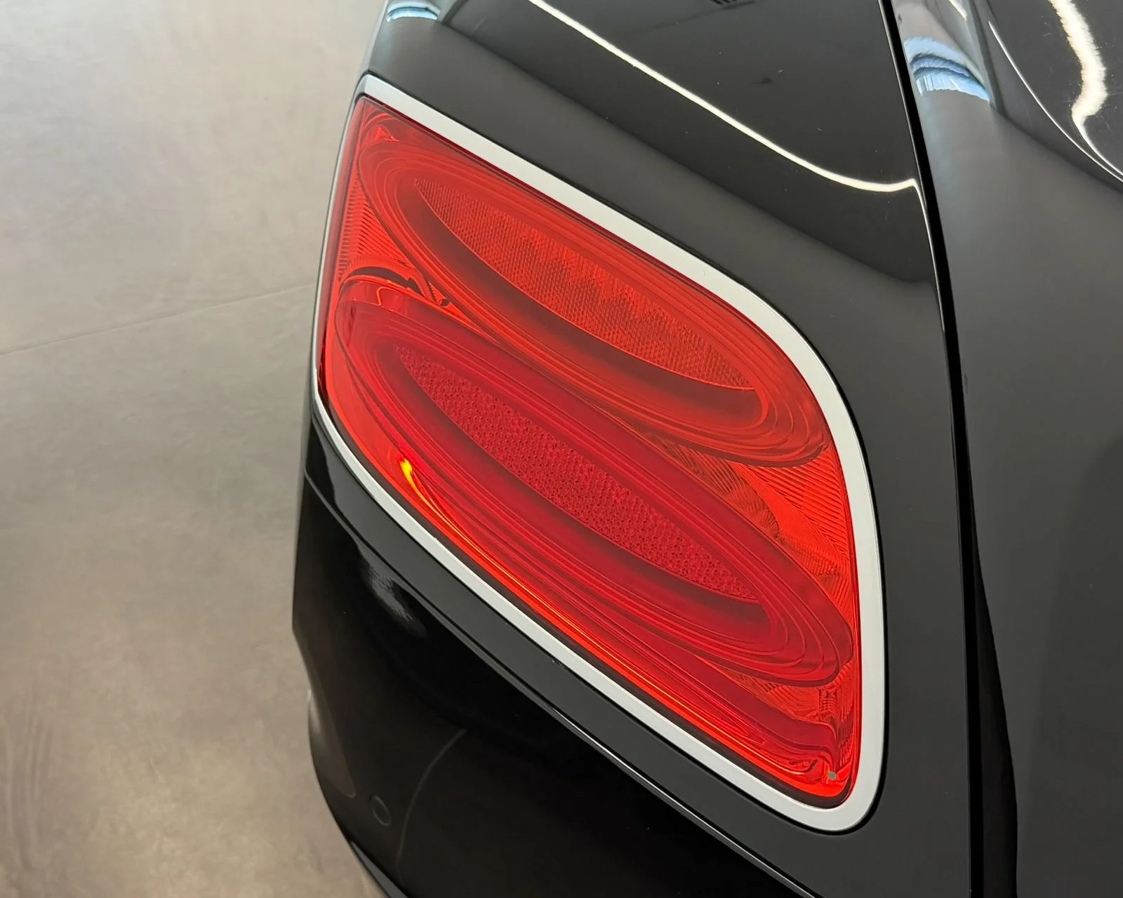 Used 2014 Black Bentley Base image 29
