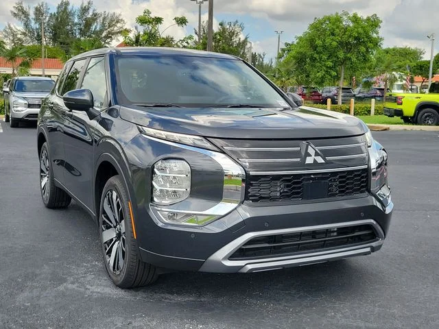Used 2026 Gray Mitsubishi SE image 3