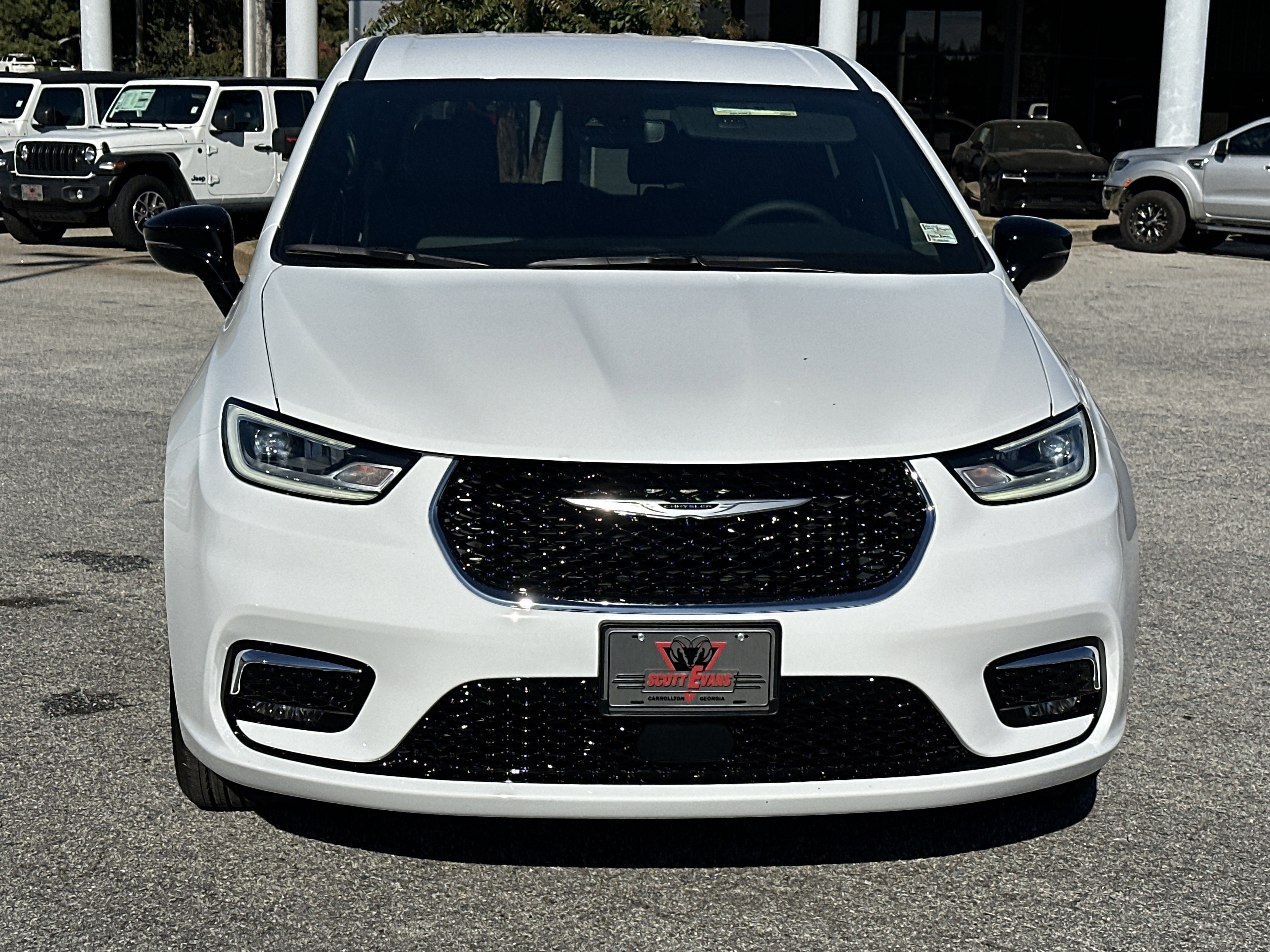 New 2026 Bright White Clear-Coat Exterior Paint Chrysler Select image 3
