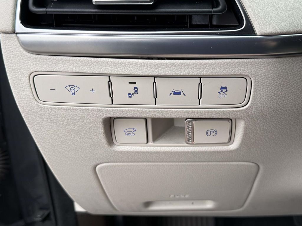 Certified Used 2020 Graphite Hyundai Limited image 32
