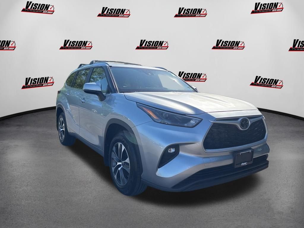 Used 2023 Silver Toyota XLE image 3