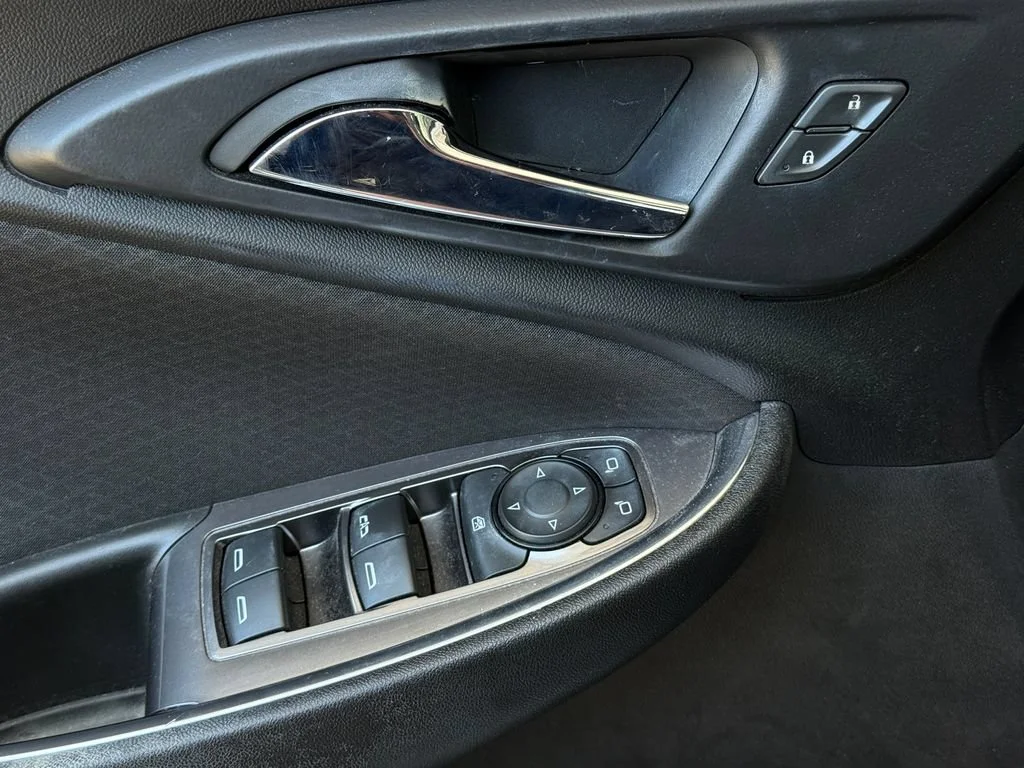 Used 2018 SUMMIT WHITE Chevrolet LT image 7