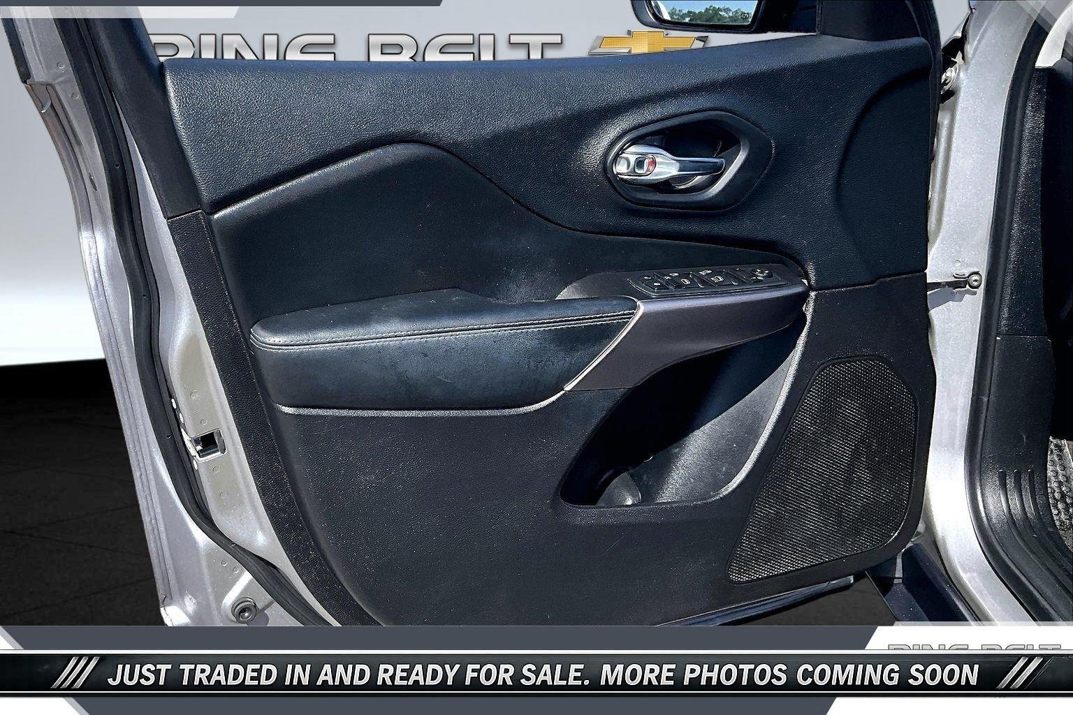 Used 2020 Silver Jeep Latitude FWD image 17