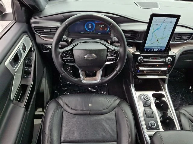 Used 2023 Silver Ford Platinum image 12