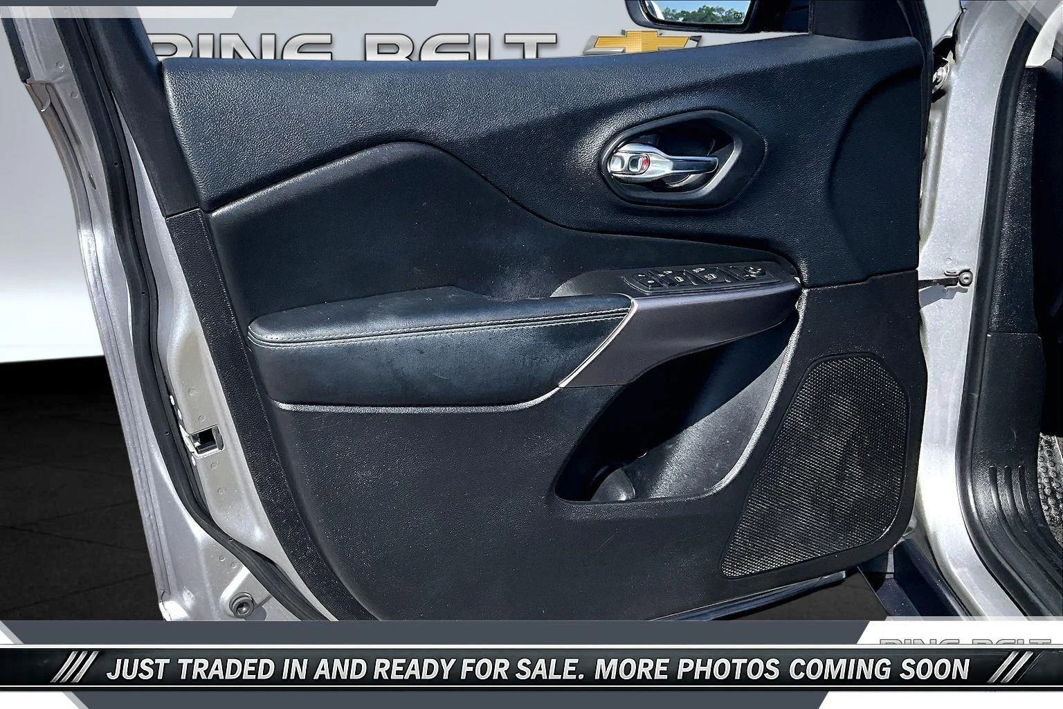 Used 2020 Silver Jeep Latitude FWD image 17
