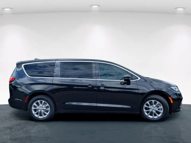 Used 2024 Black Chrysler Touring L image 7