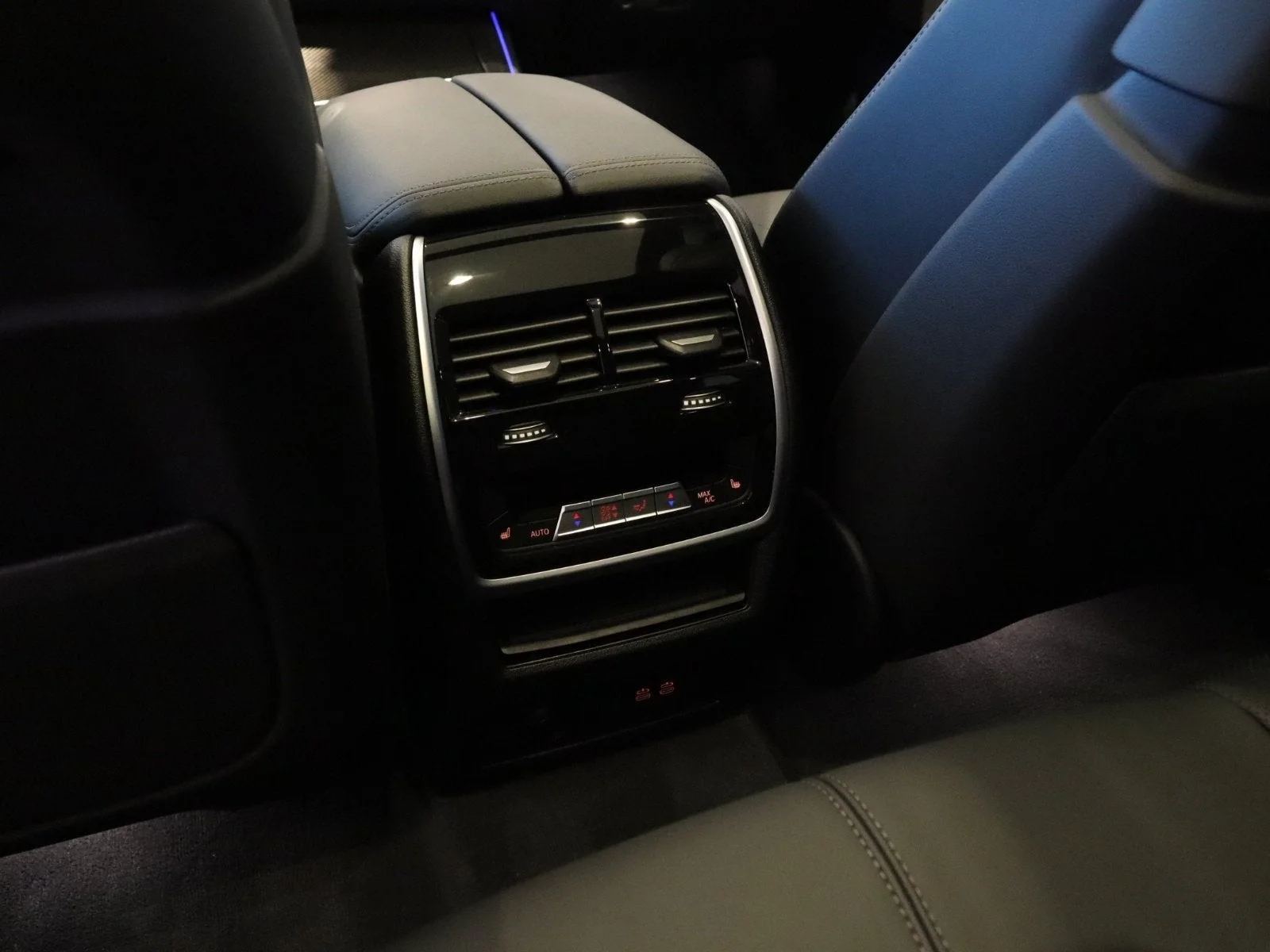 Used 2026 White BMW M60i image 17