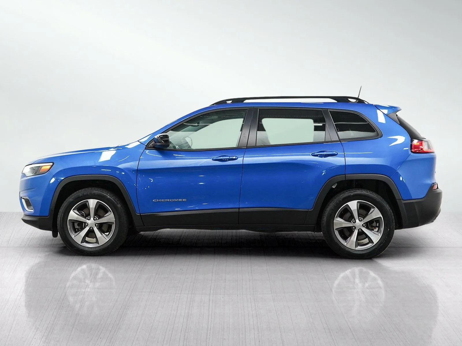 Used 2022 Jeep Cherokee Limited with VIN 1C4PJMDX3ND538590 for sale in Hopkins, Minnesota