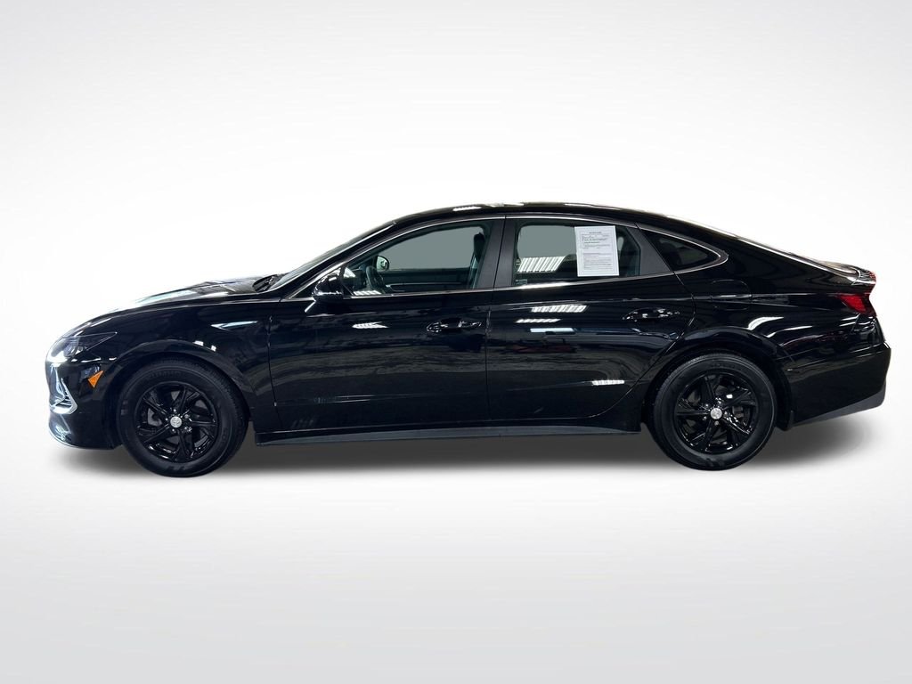 Certified Used 2022 Black Hyundai SE image 2