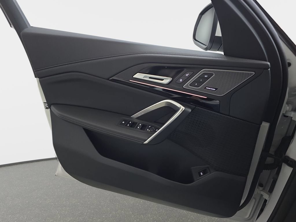 New 2026 Mineral White Metallic BMW xDrive28i image 25
