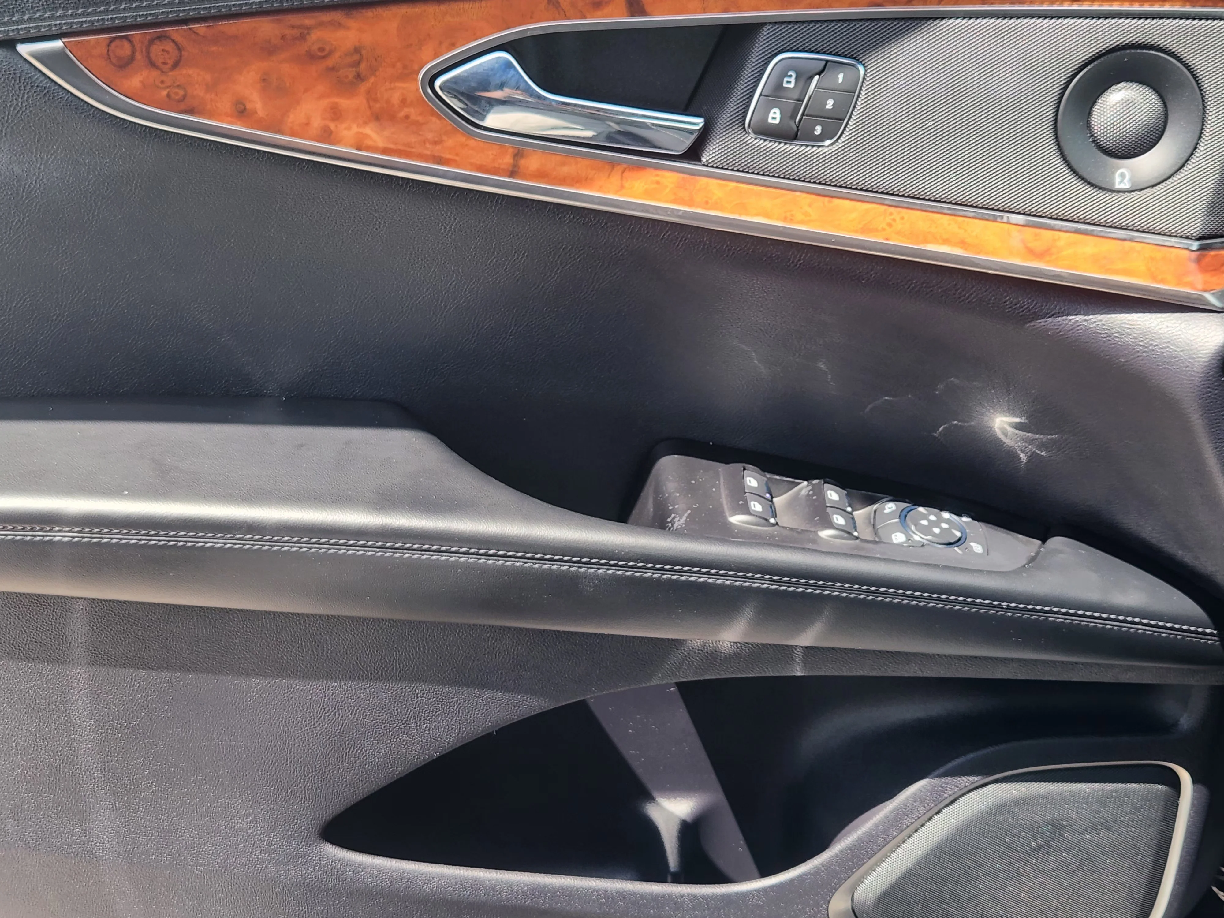 Used 2019  Lincoln Reserve image 23