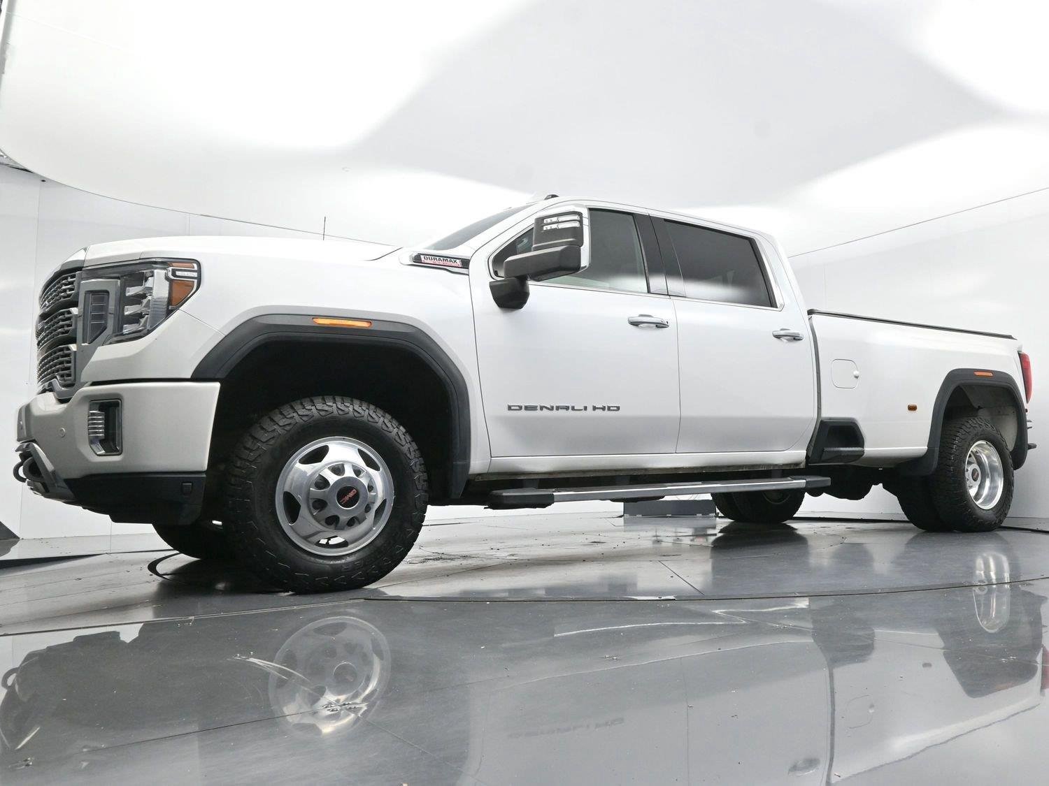 Used 2022 White Frost Tricoat GMC Denali image 48