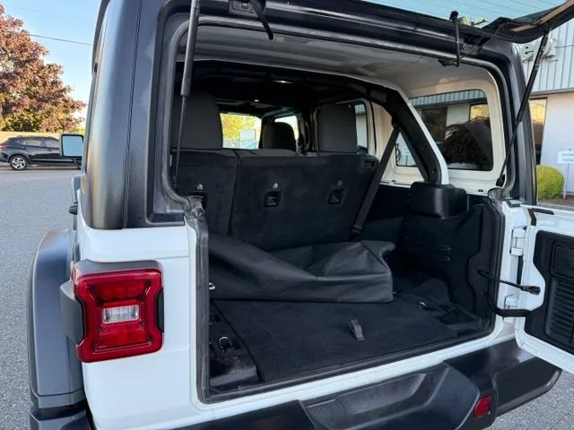 Used 2025 Bright White Clearcoat Jeep Rubicon image 15