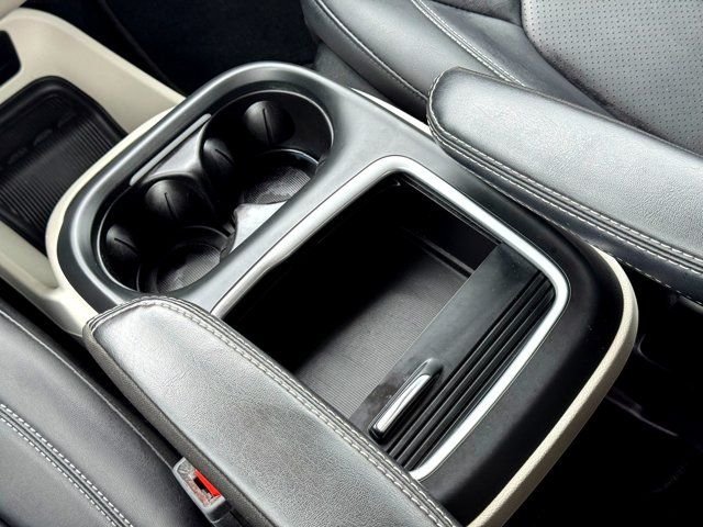 Used 2024 White Chrysler Select image 26