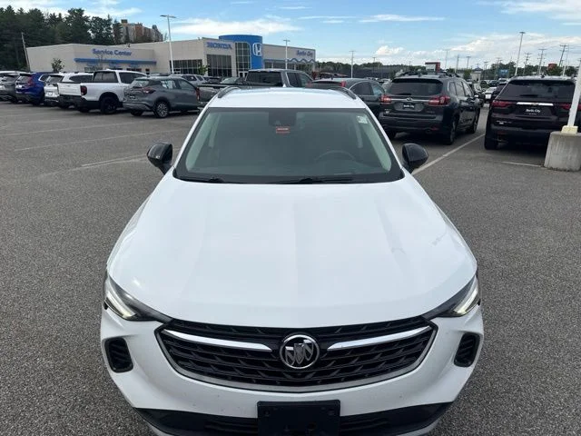 Used 2021 Summit White Buick Essence image 4