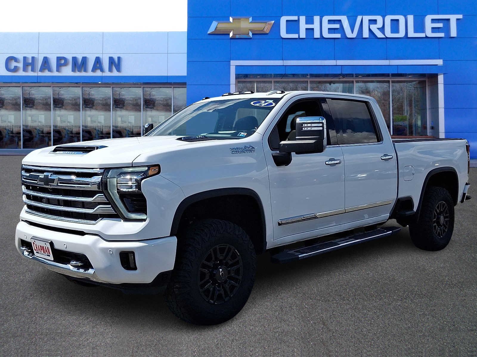 Used 2024 Summit White Chevrolet High Country image 3