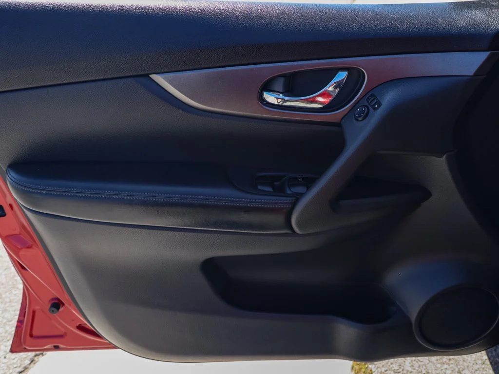 Used 2015 Red Nissan SV image 22