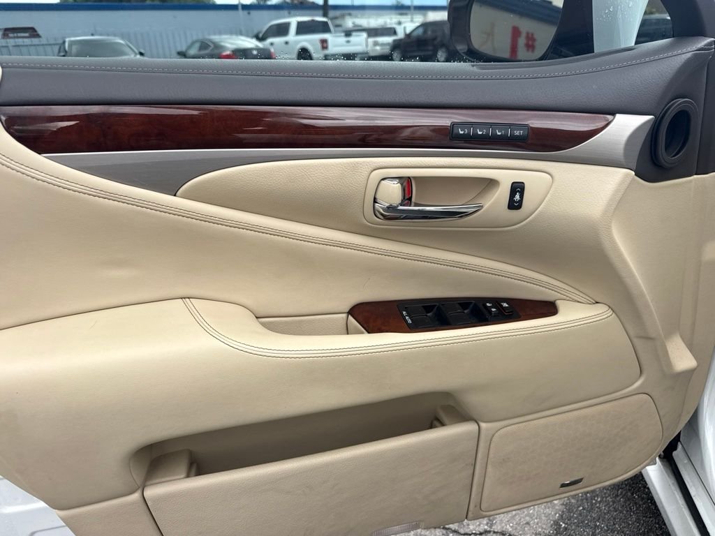 Used 2014 White Lexus 460 image 12