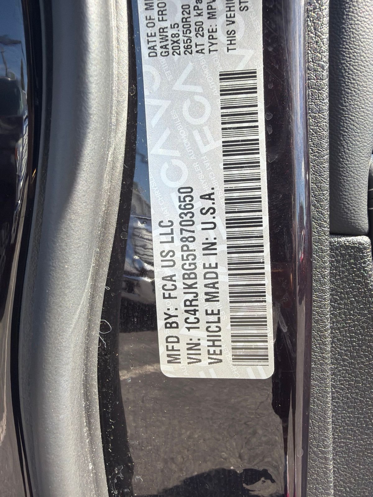 Used 2023  Jeep Limited image 25