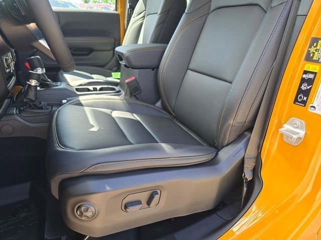 New 2026 Goldilocks Exterior Paint Jeep Sahara image 5