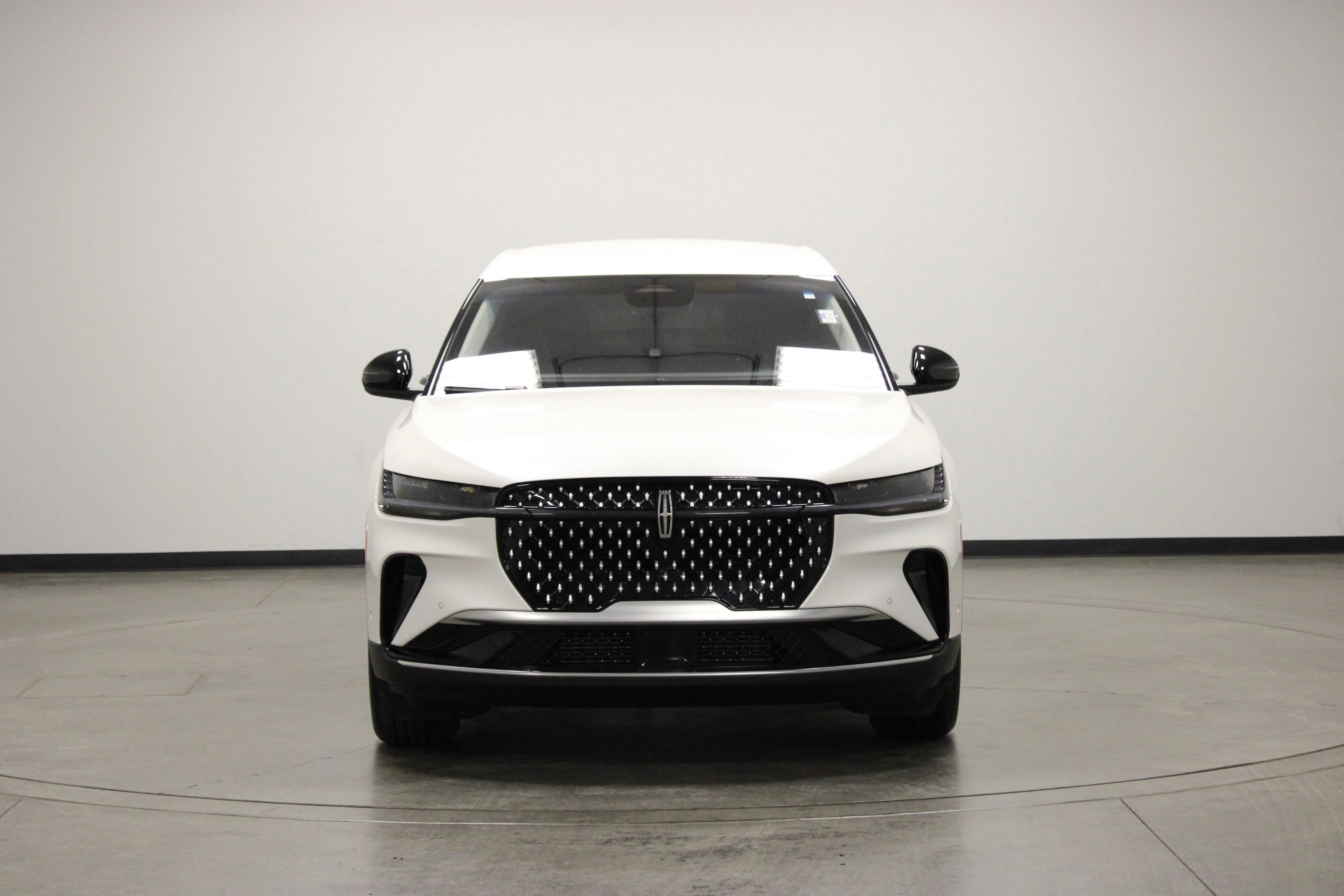 Used 2024 White Platinum Clearcoat Metallic Lincoln Premiere image 3