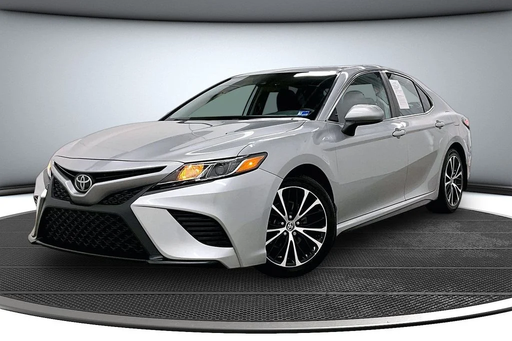 Used 2020 Silver Toyota SE image 3