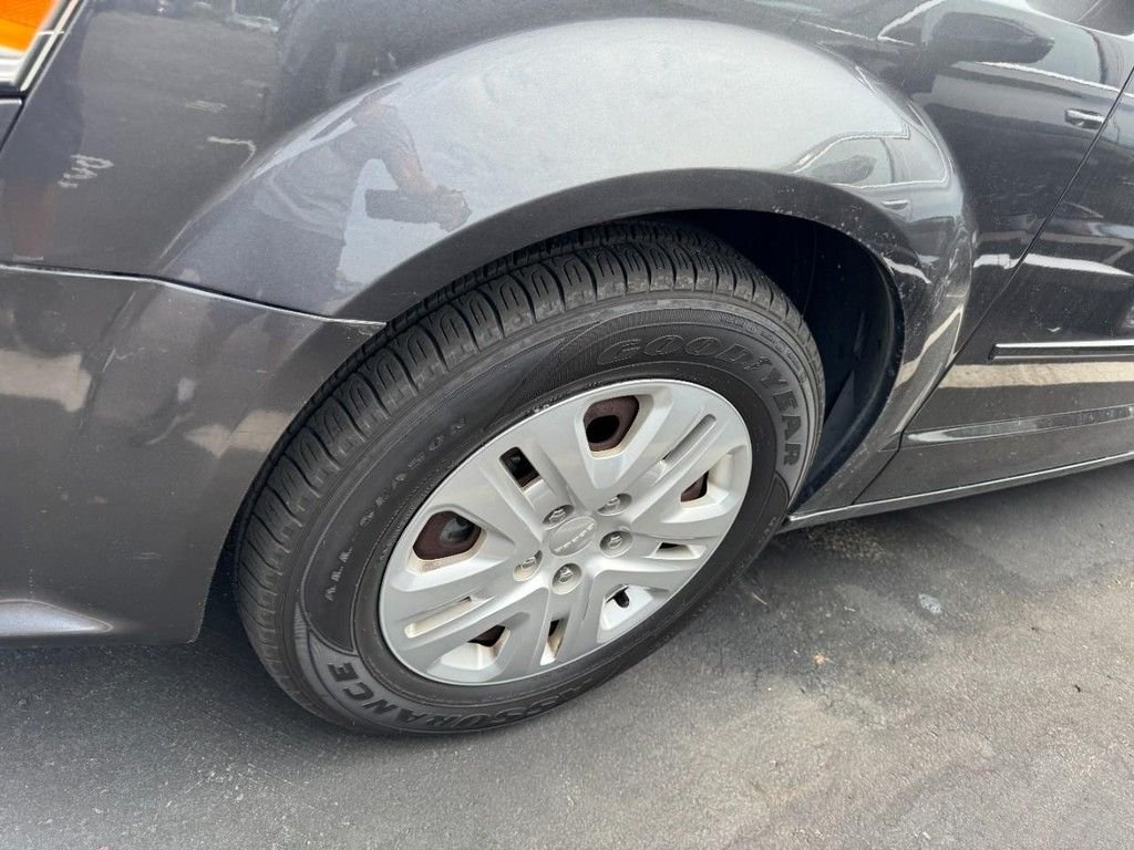 Used 2017 Gray Dodge SE image 4