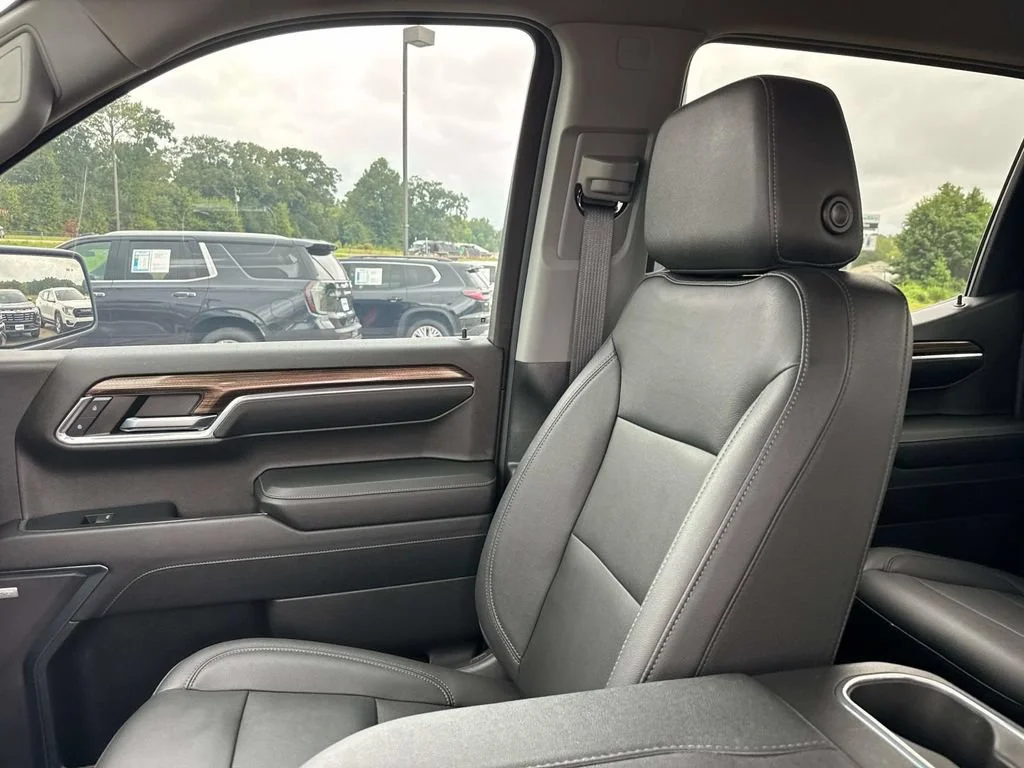 Used 2023 Black Chevrolet RST image 27