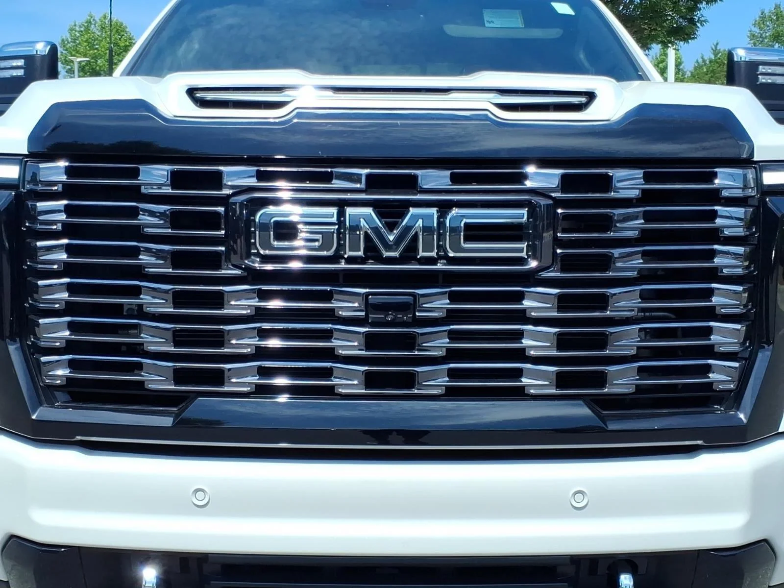 Used 2025 White Frost Tricoat GMC Denali Ultimate image 15