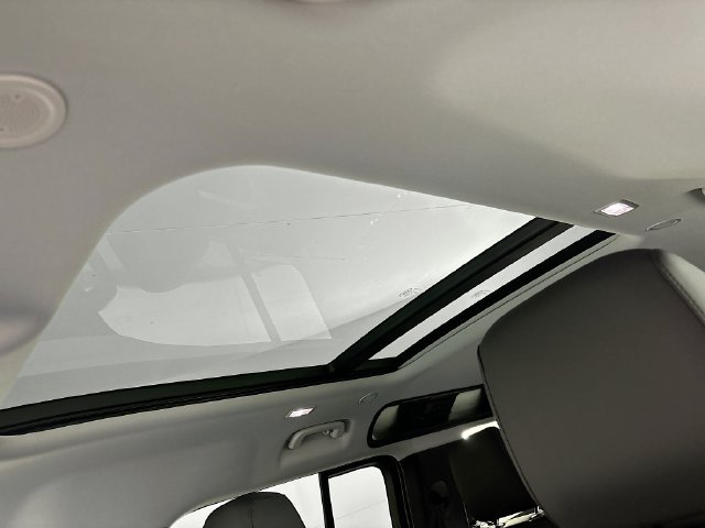 Used 2025 White Land Rover S image 14