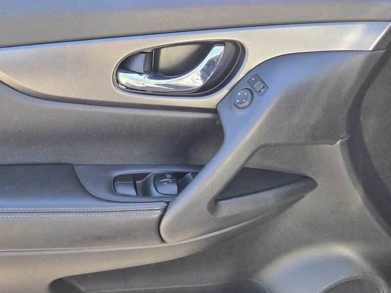 Used 2016 White Nissan S image 18