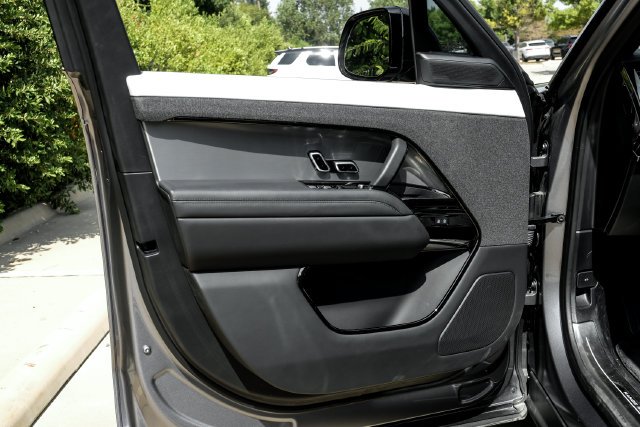 Used 2024  Land Rover Dynamic SE image 51