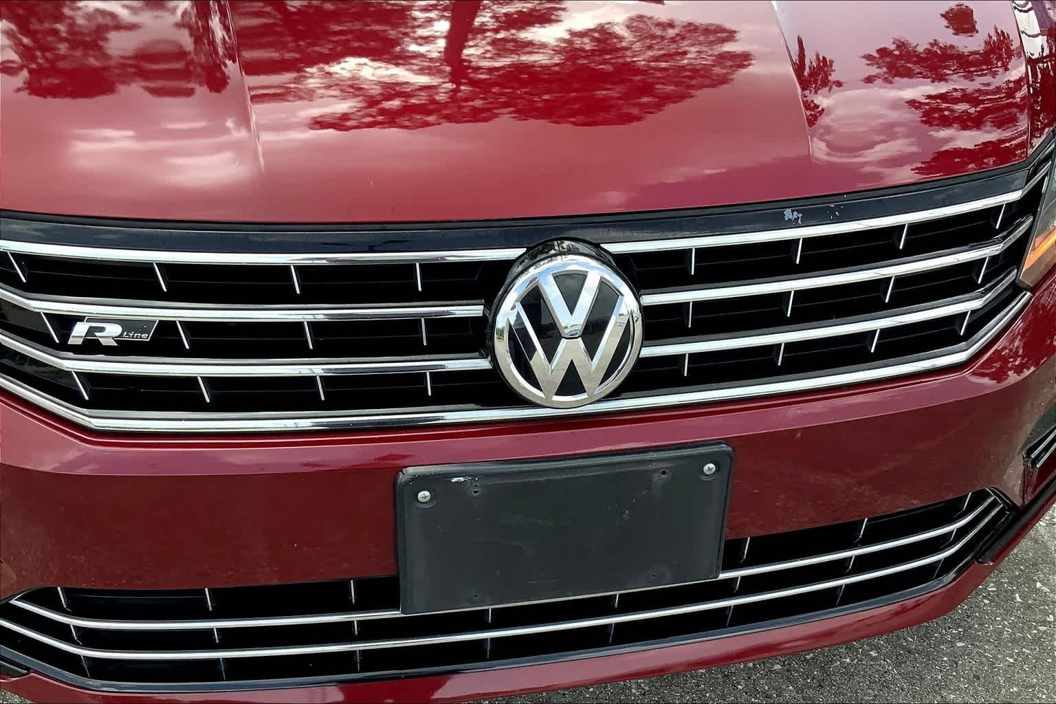 Used 2017 Fortana Red Volkswagen R-Line w/Comfort Pkg image 28
