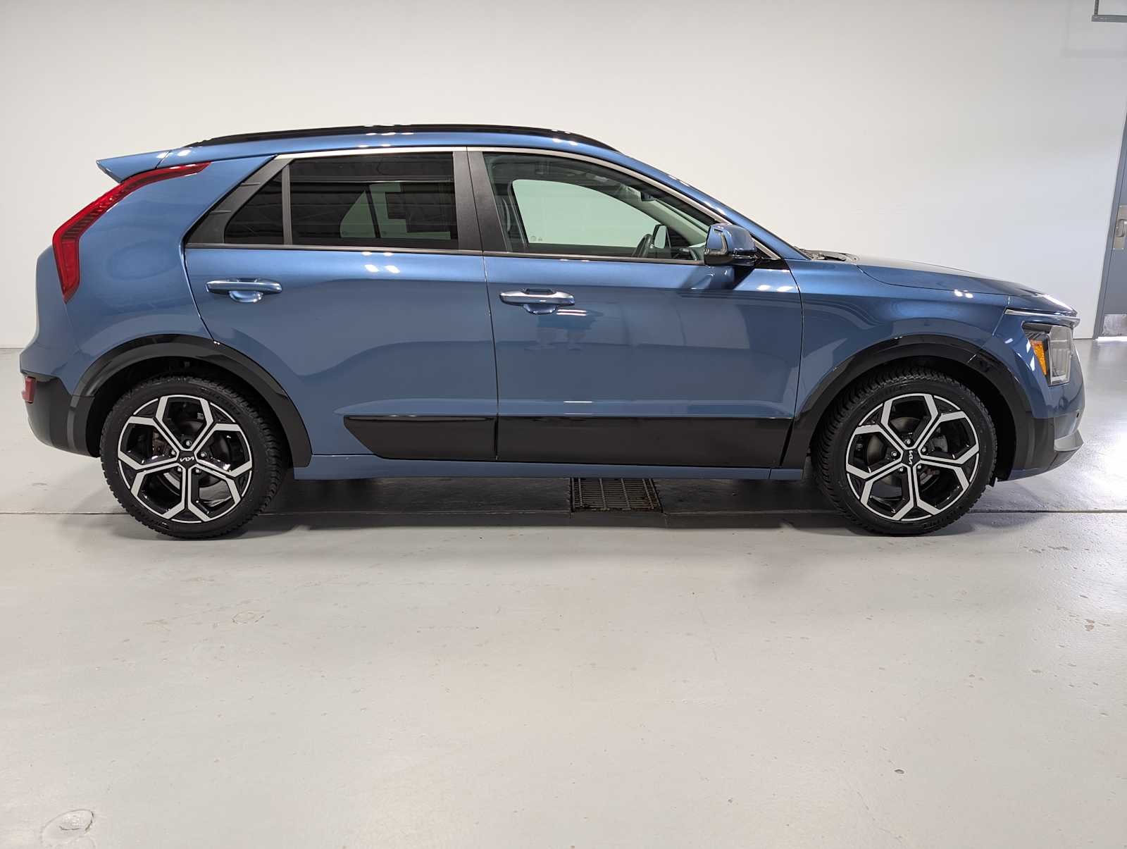 Used 2023 Mineral Blue Kia SX Touring image 8