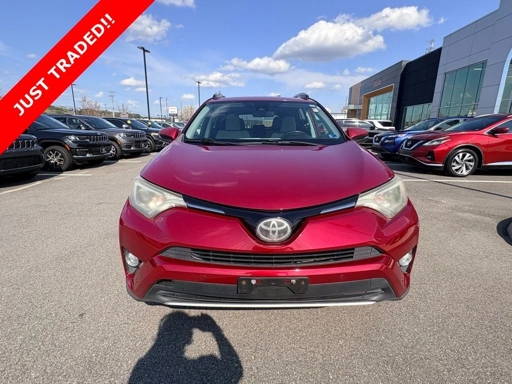 Used 2018 Red Toyota XLE image 12