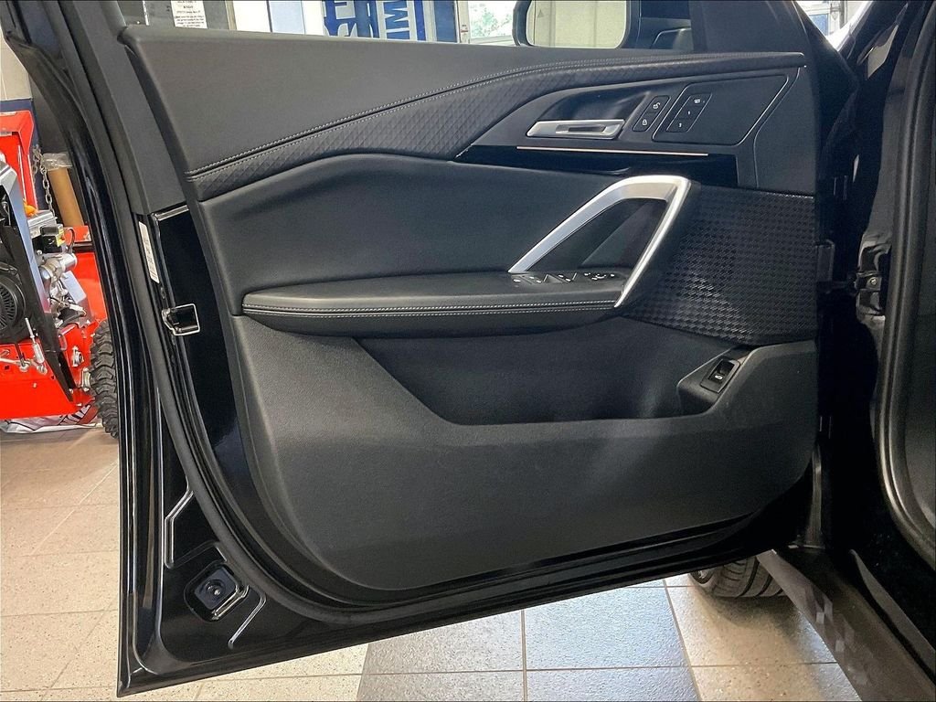 Used 2026 Black BMW xDrive28i image 9