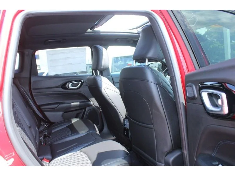 New 2025 Red Hot Pearl-Coat Exterior Paint Jeep Latitude image 4