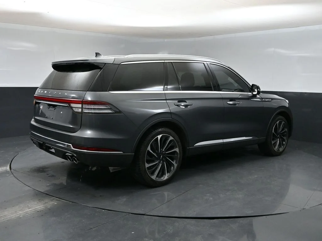 Used 2023 Gray Lincoln Reserve image 2