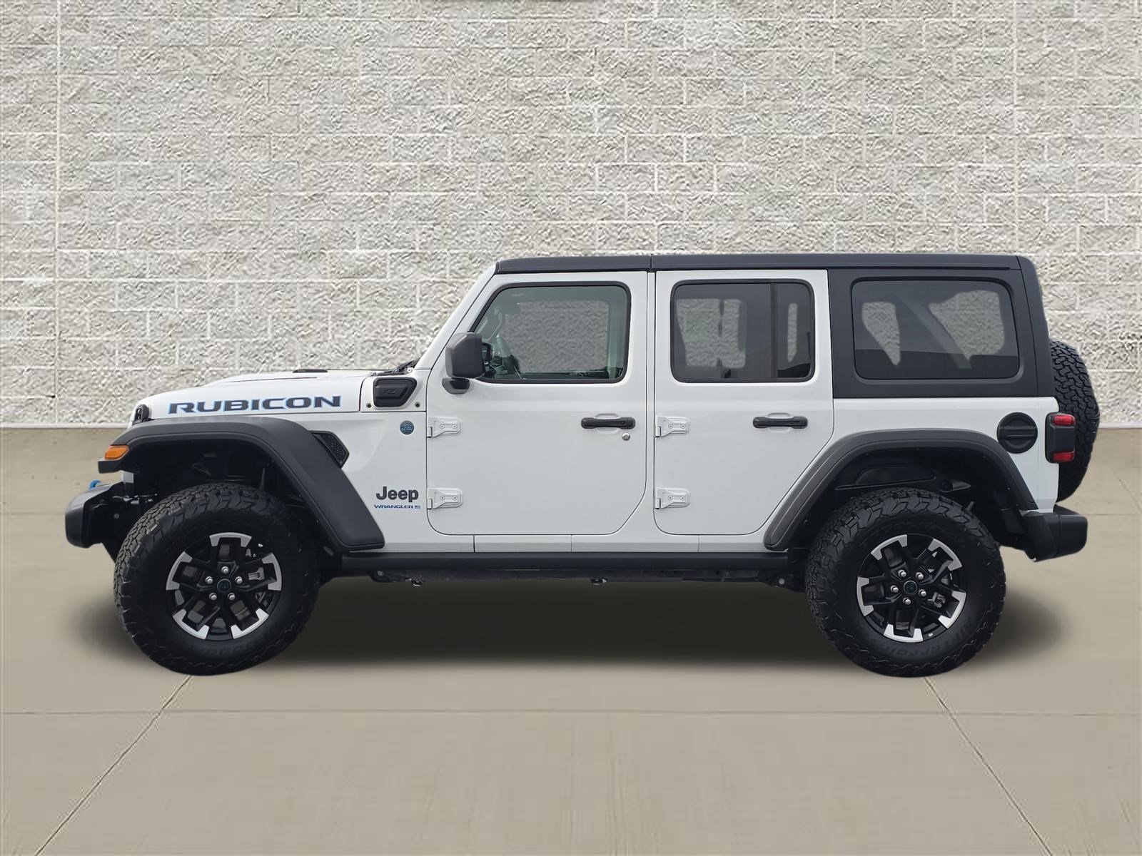 Used 2025 Bright White Clearcoat Jeep Rubicon image 4