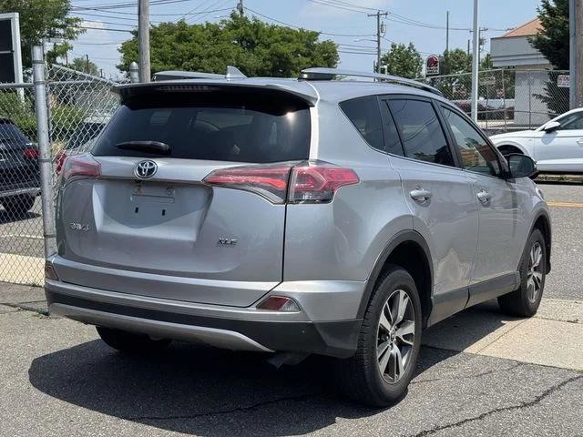Used 2018 Silver Toyota XLE image 9