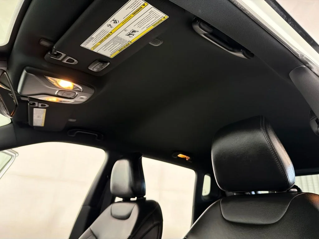 Used 2022 White Jeep Latitude image 18