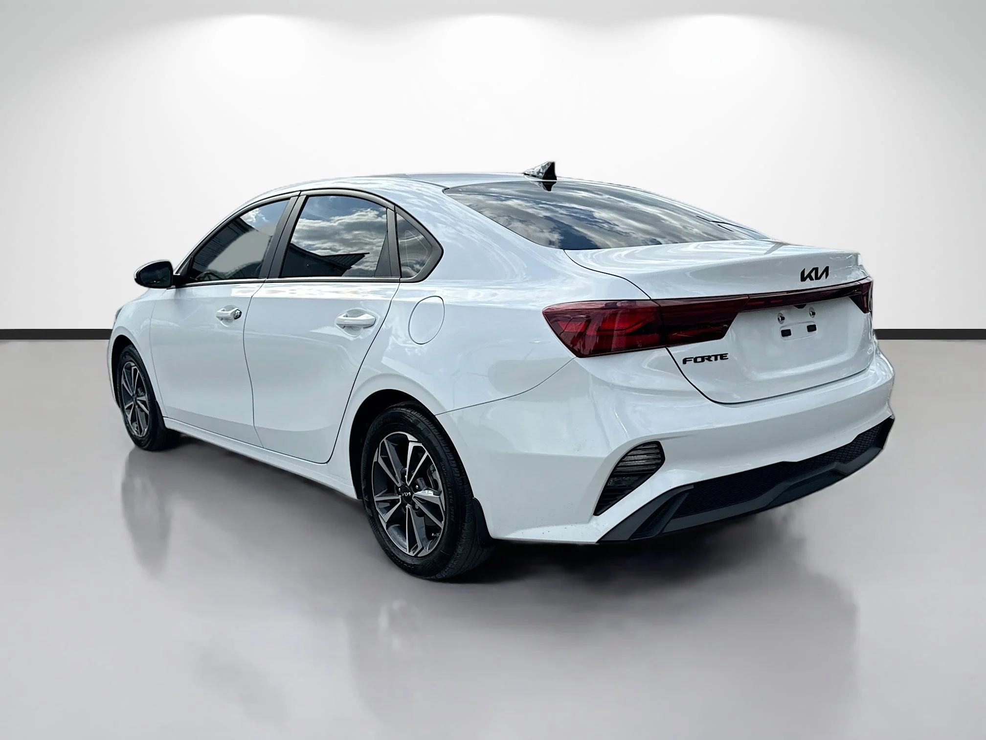 Used 2024 Snow White Pearl Kia LXS image 3