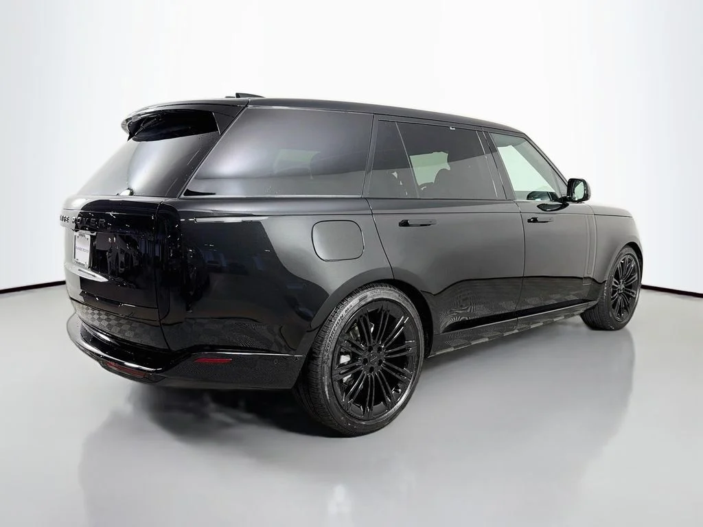 New 2026 Santorini Black Metallic Land Rover SE image 5