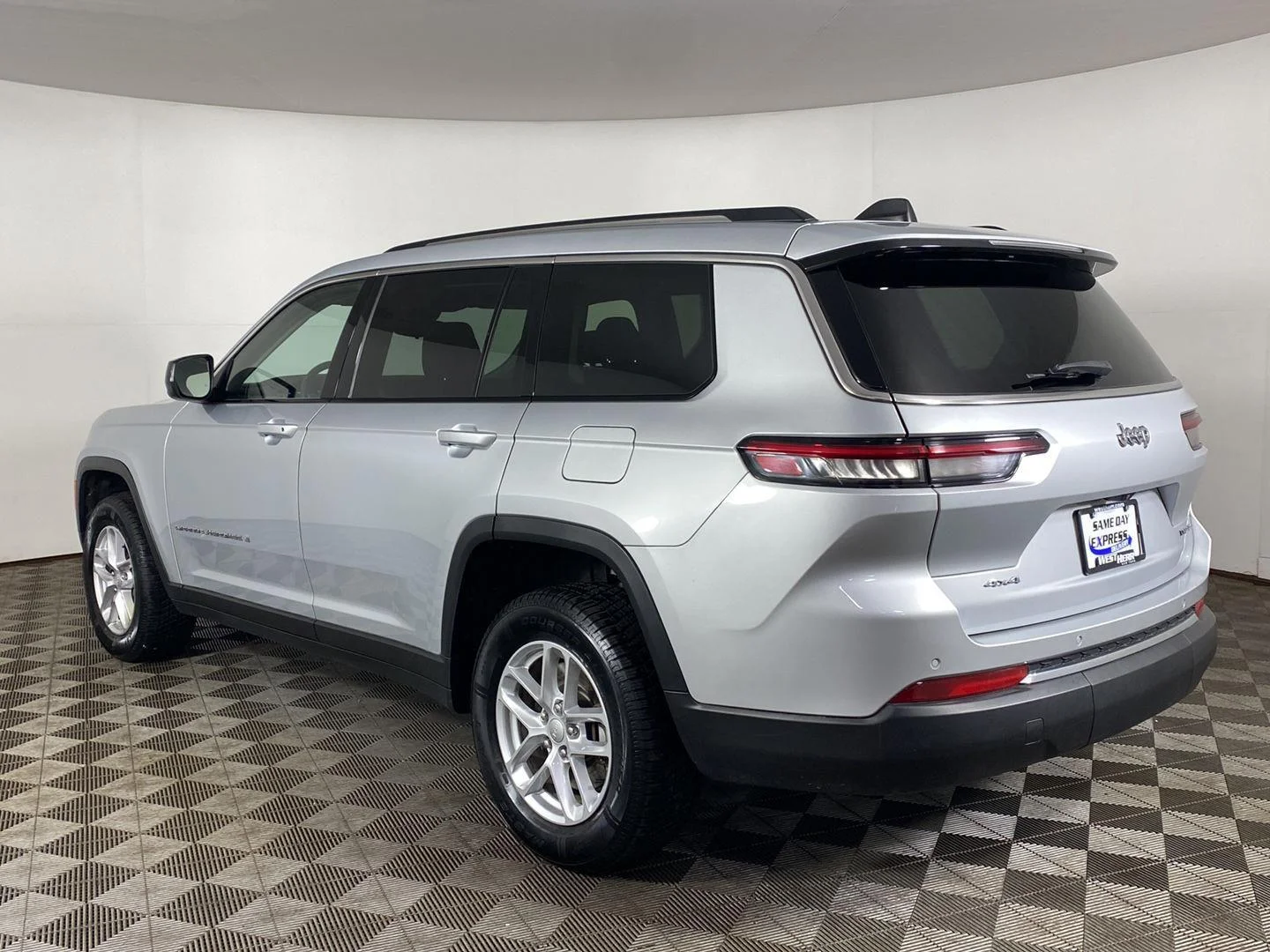 Used 2023 Silver Zynith Jeep Laredo image 9