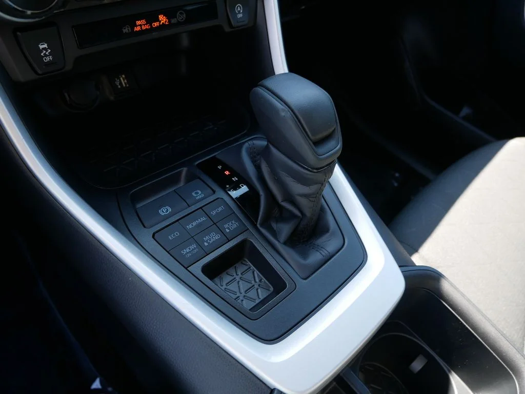 Certified Used 2025  Toyota XLE image 23