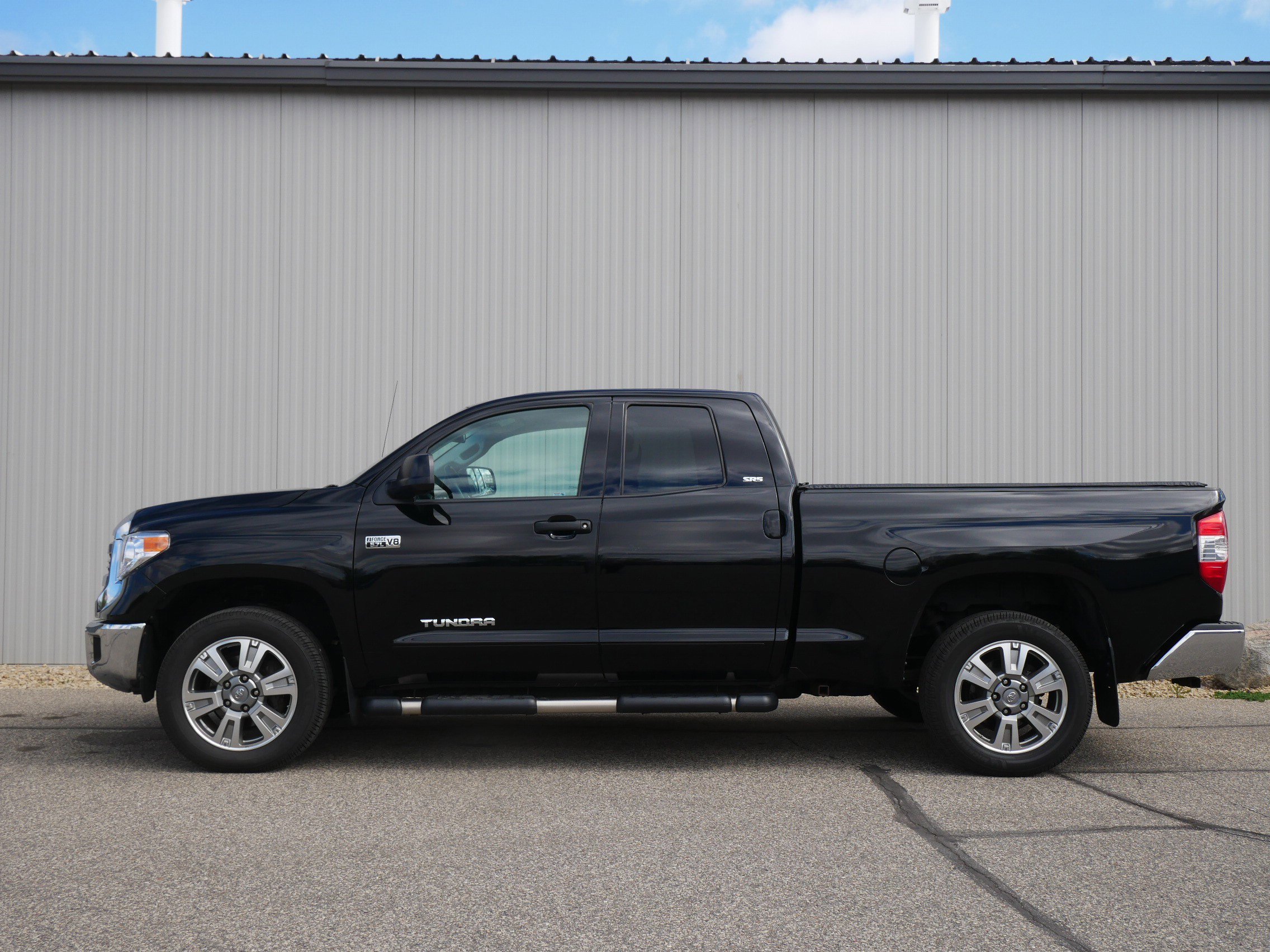 Used 2017 Toyota Tundra SR5 with VIN 5TFUW5F1XHX660238 for sale in Hastings, Minnesota