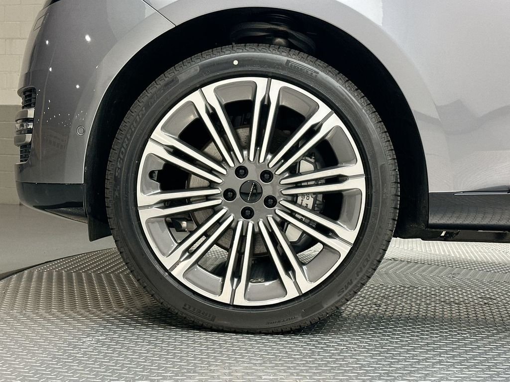 New 2026 Eiger Grey Land Rover SE image 5