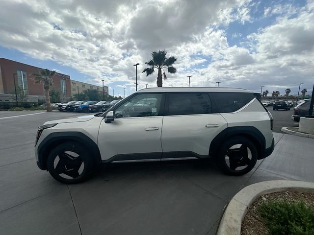 New 2026 Ivory Silver Kia Wind AWD image 4