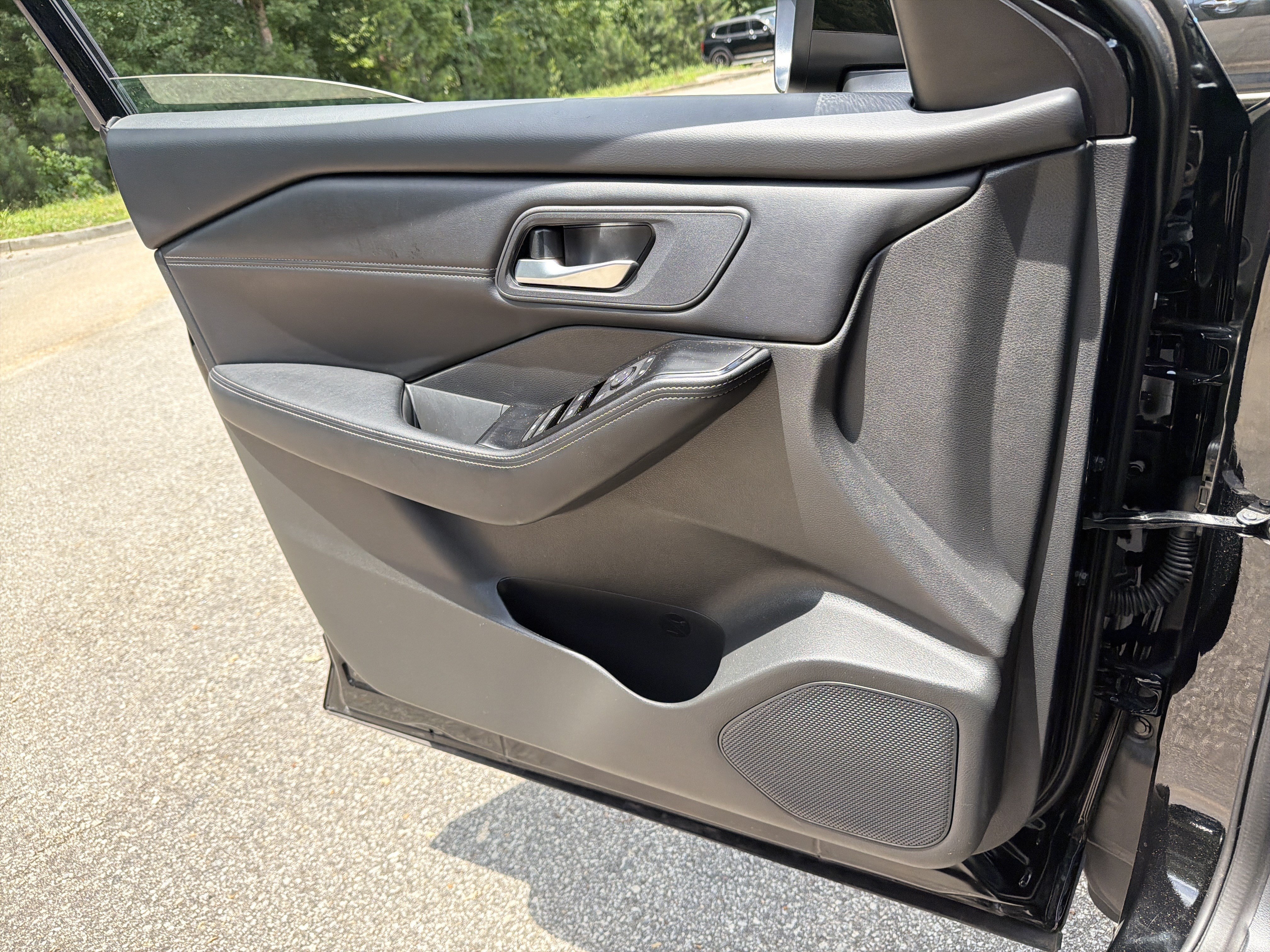 Used 2025 Super Black Nissan SV image 16